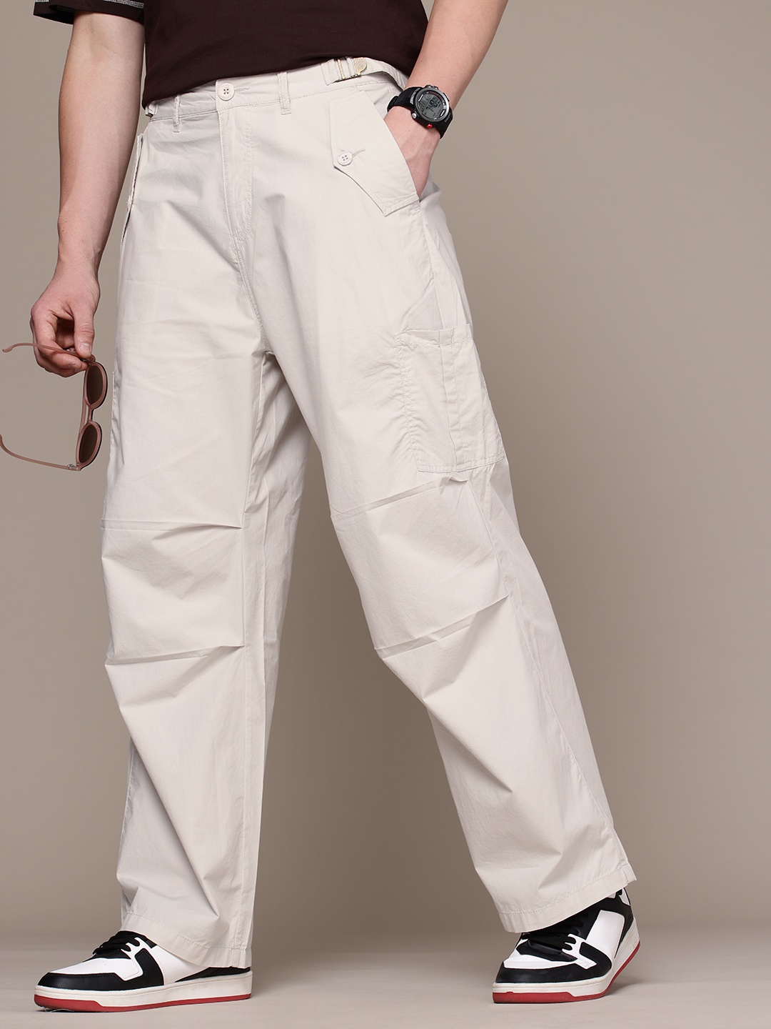 

The Roadster Lifestyle Co. Men Relaxed Pure Cotton Loose Fit Cargos Trousers, Cream