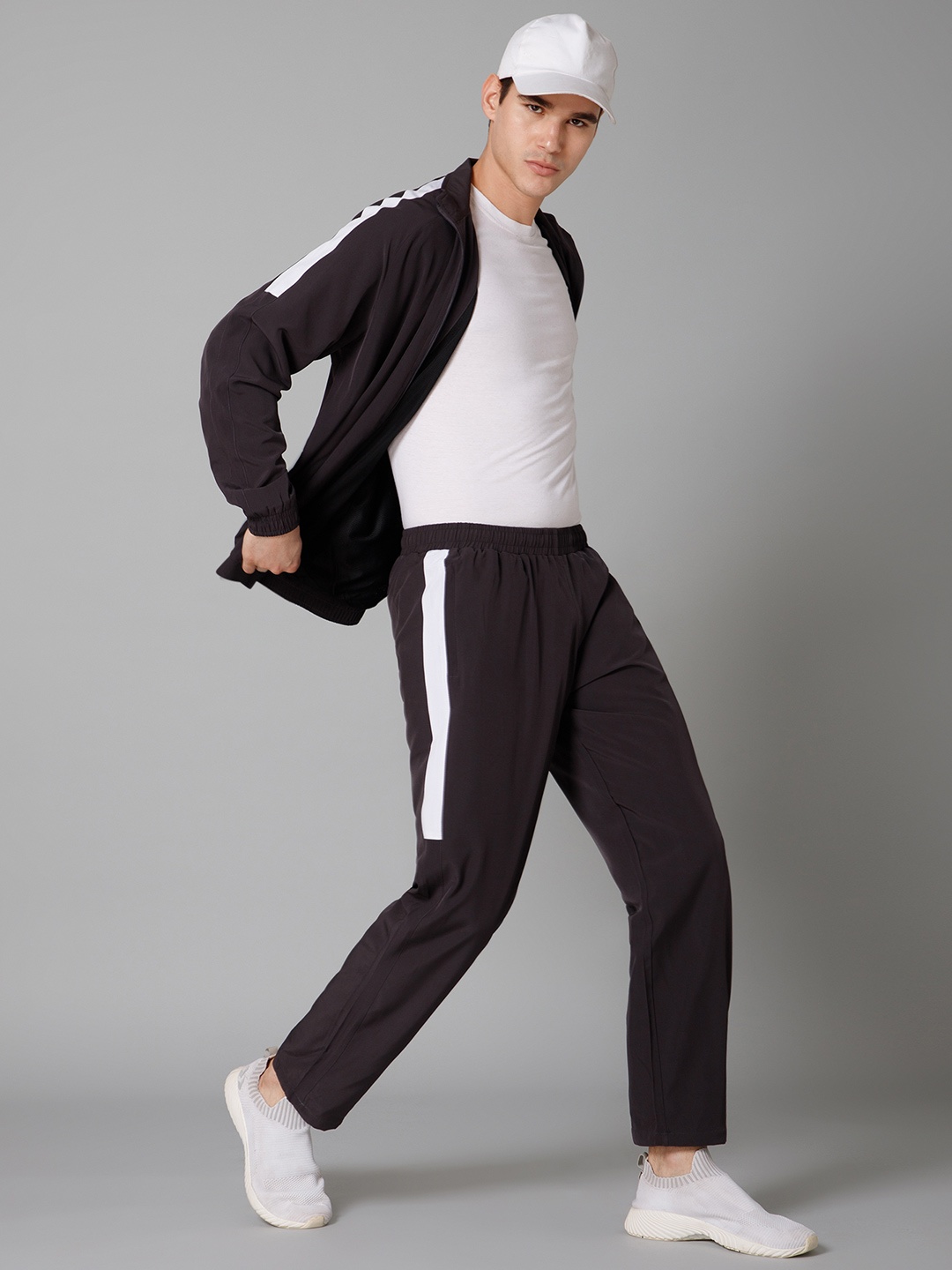 

TURNFIT Men Colorblocked Paneled Tracksuit, Black