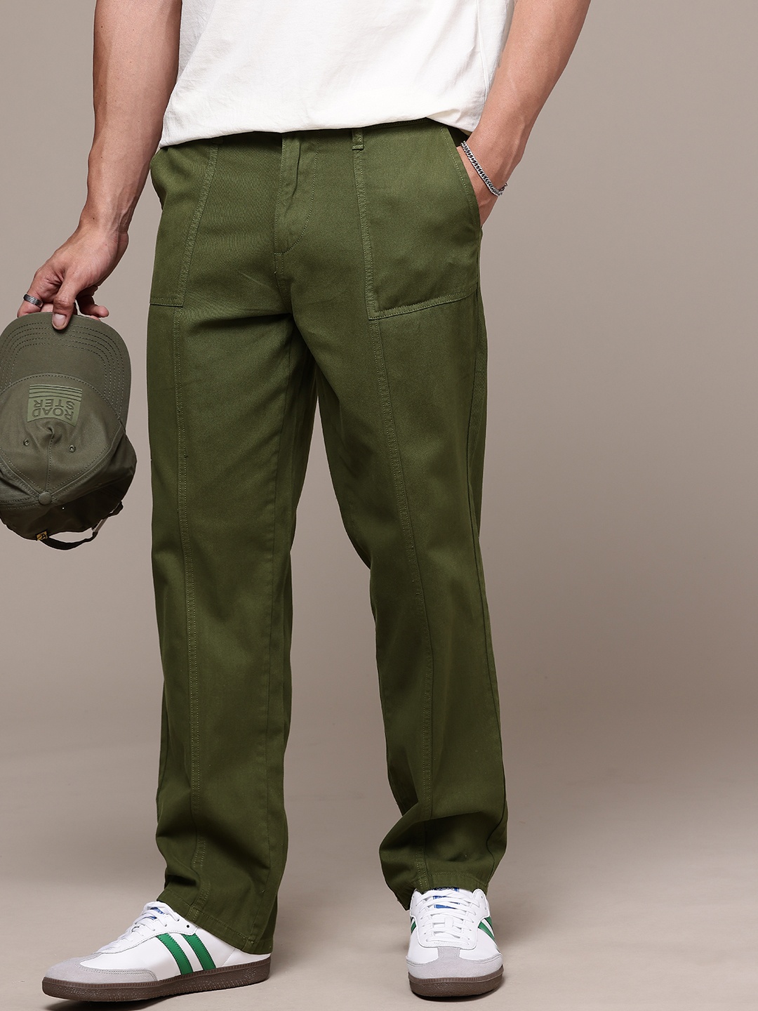 

The Roadster Lifestyle Co. Men Relaxed Pure Cotton Loose Fit Trousers, Olive