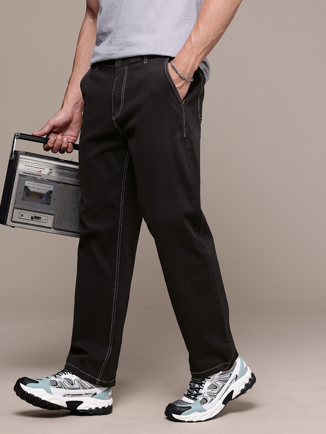 

The Roadster Lifestyle Co. Men Solid Relaxed Loose Fit Trousers, Black