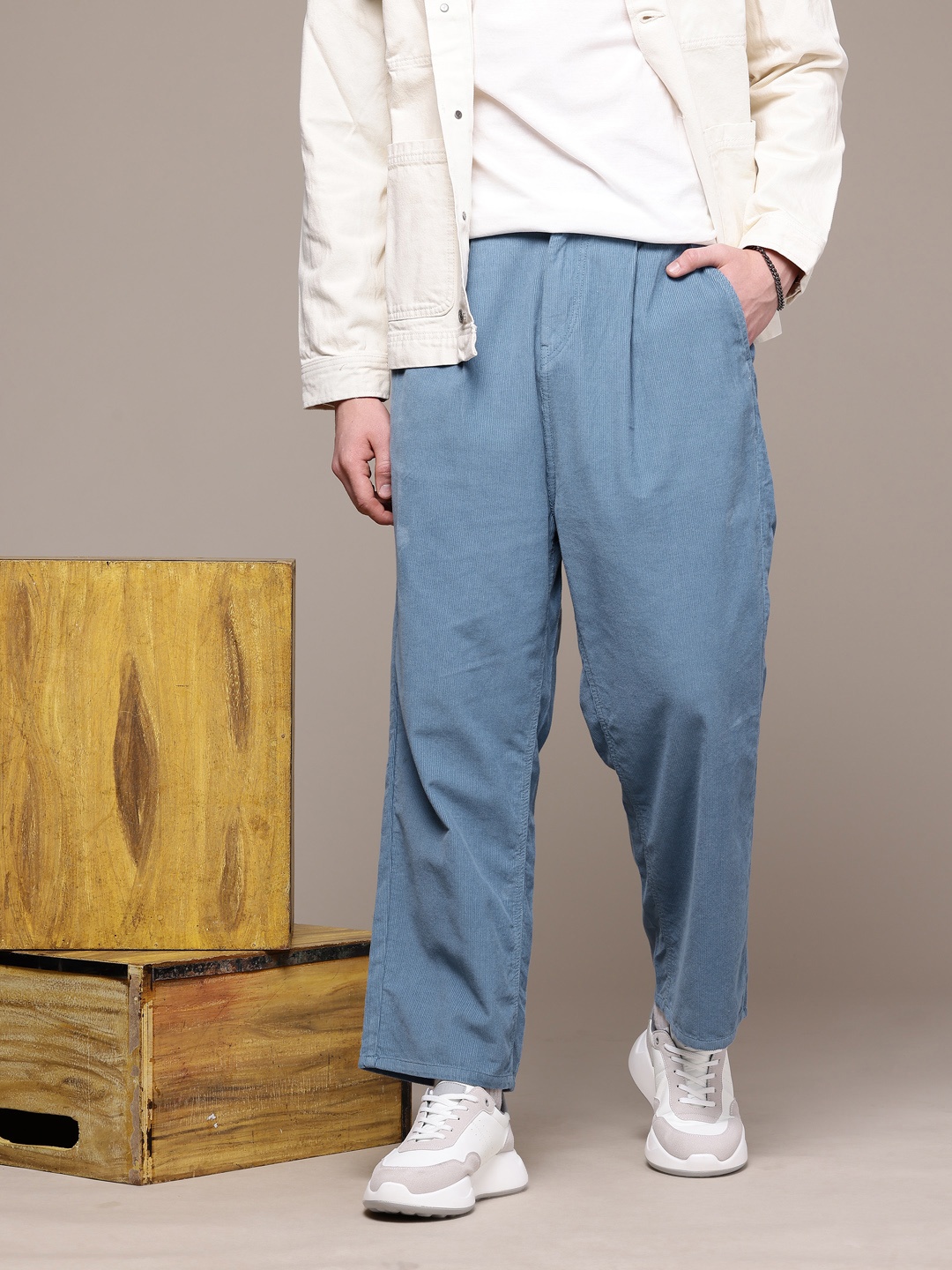 

The Roadster Lifestyle Co. Men Relaxed Pure Cotton Loose Fit Pleated Trousers, Blue