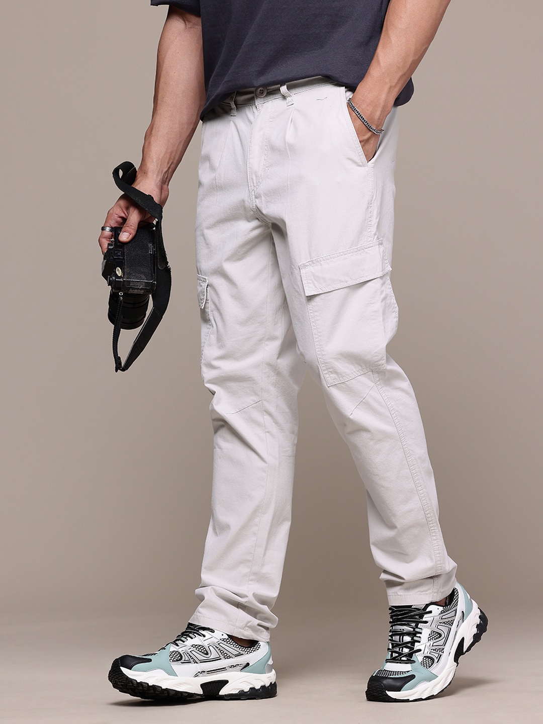 

The Roadster Lifestyle Co. Men Relaxed Pure Cotton Loose Fit Pleated Cargo Trousers, Cream