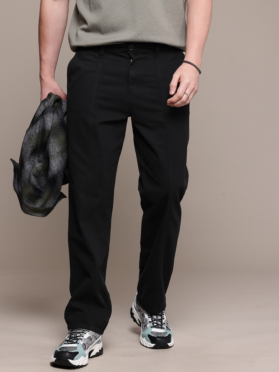 

The Roadster Lifestyle Co. Men Relaxed Pure Cotton Loose Fit Trousers, Black
