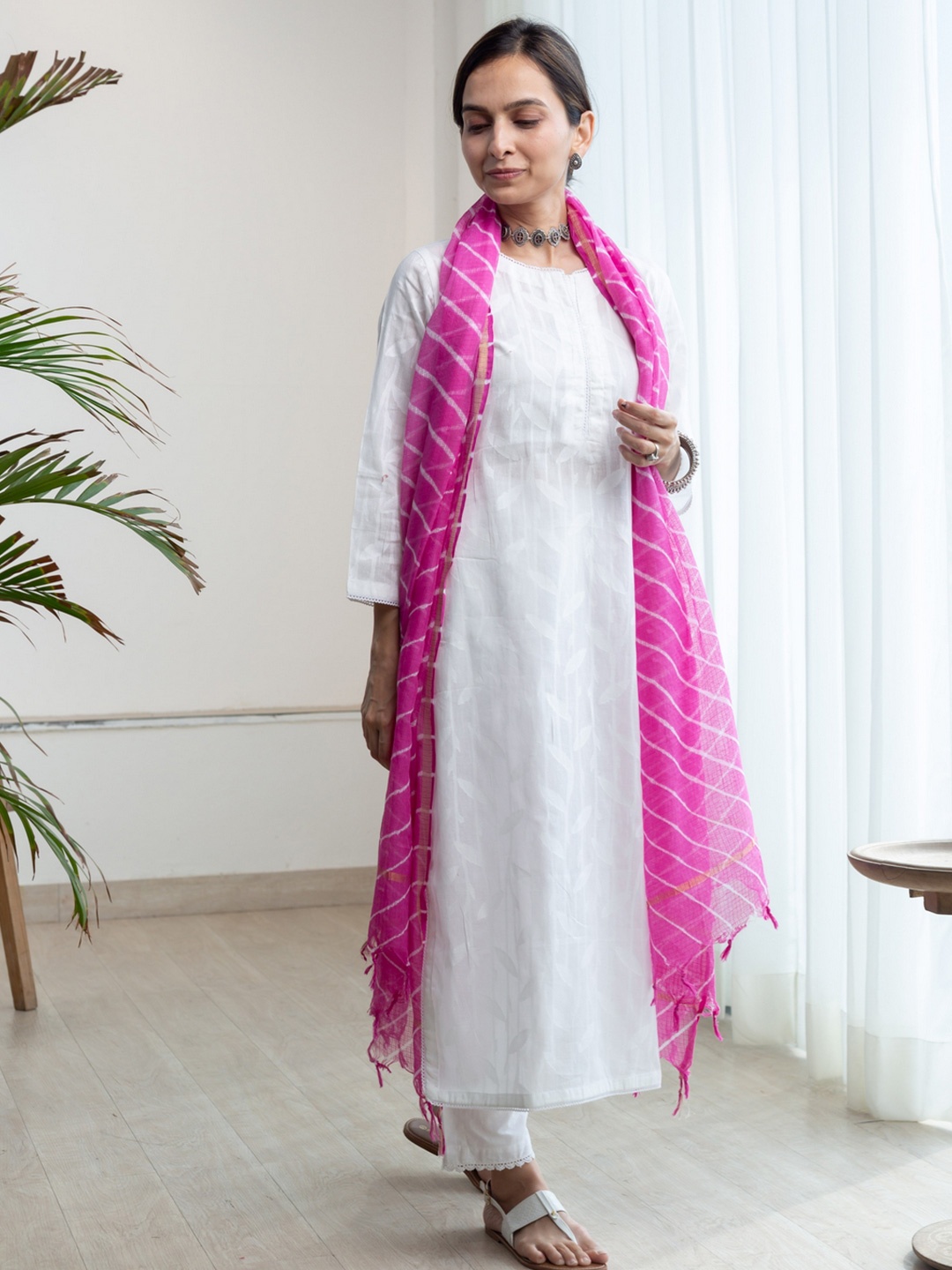 

KUSVAA Floral Printed Round neck Cotton Straight Kurta, White