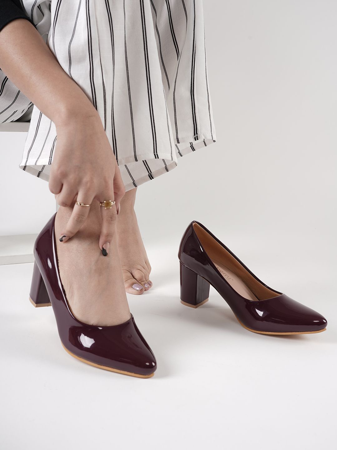 

DressBerry PU Block Pumps with Tassels, Red