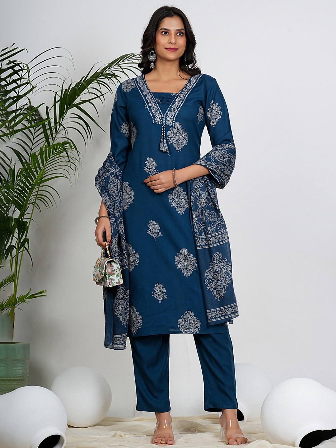 

Vbuyz Blue Floral Printed Pure Cotton Straight Kurta With Trousers & Dupatta