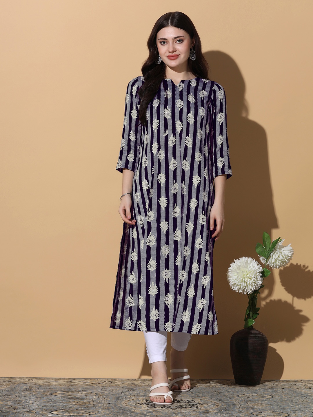 

Moda Rapido Floral Printed Notch Neck Straight Kurta, Navy blue