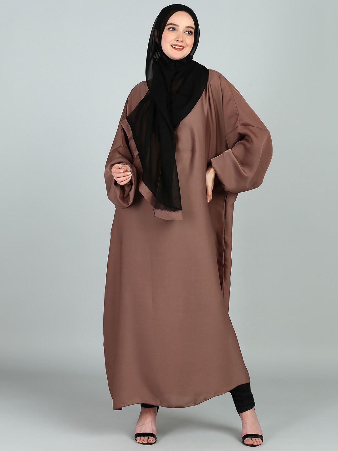 

BROKE BRAND Round Neck Kaftan Abaya, Beige