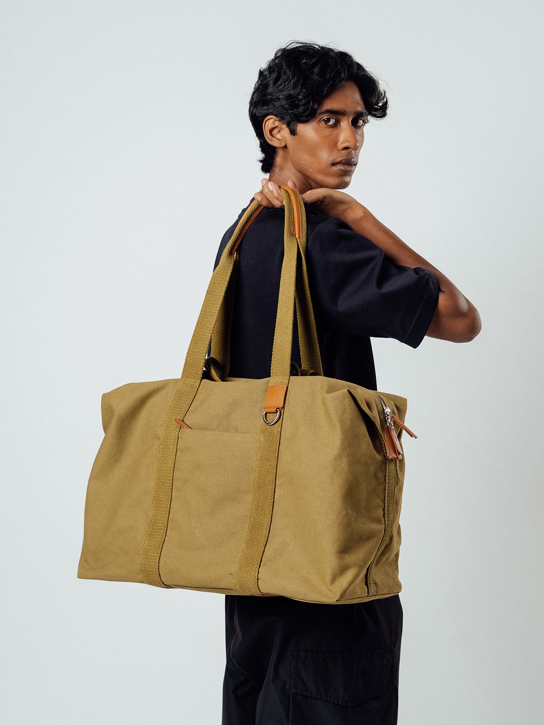 

DailyObjects Structured Handheld Bag, Olive