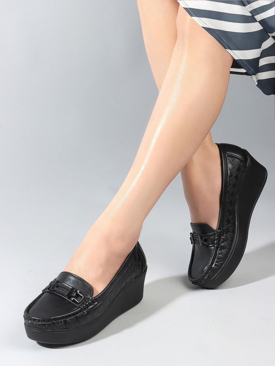 

DressBerry Women Textured Platform Sandals, Black