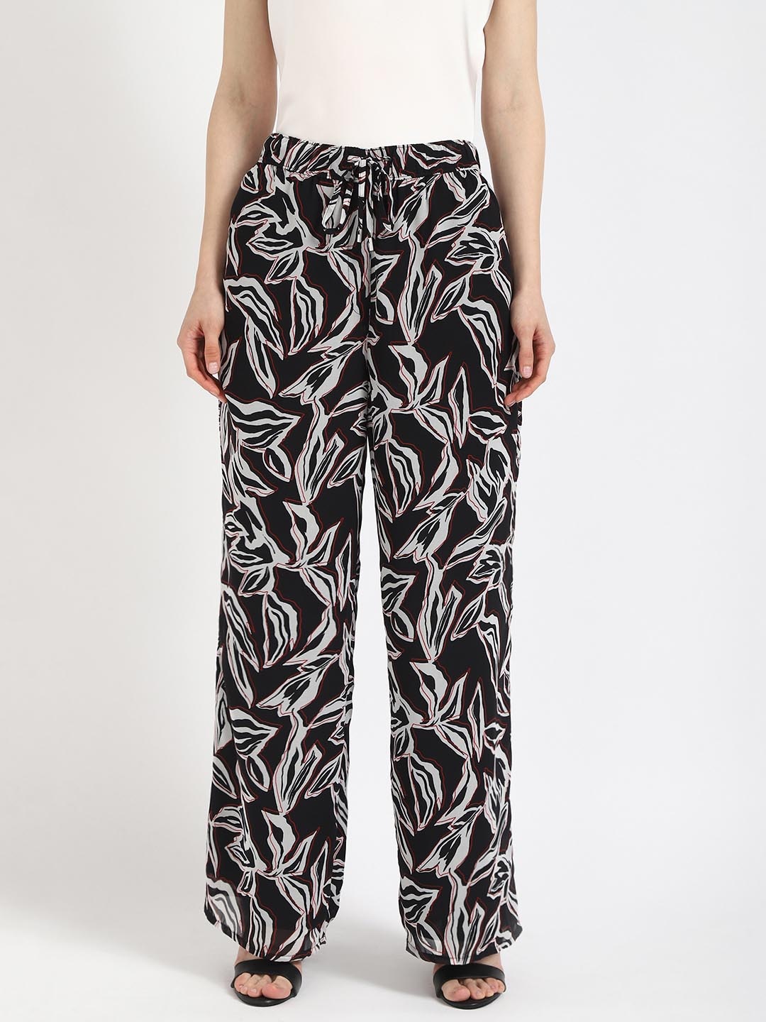 

Calvin Klein Jeans Women Printed Mid-Rise Straight Fit Parallel Trousers, Black