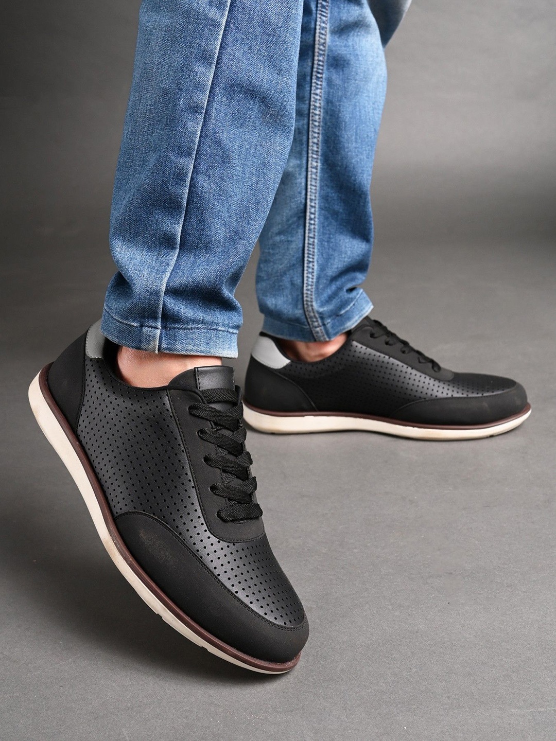 

San Frissco Men Perforations Sneakers, Black