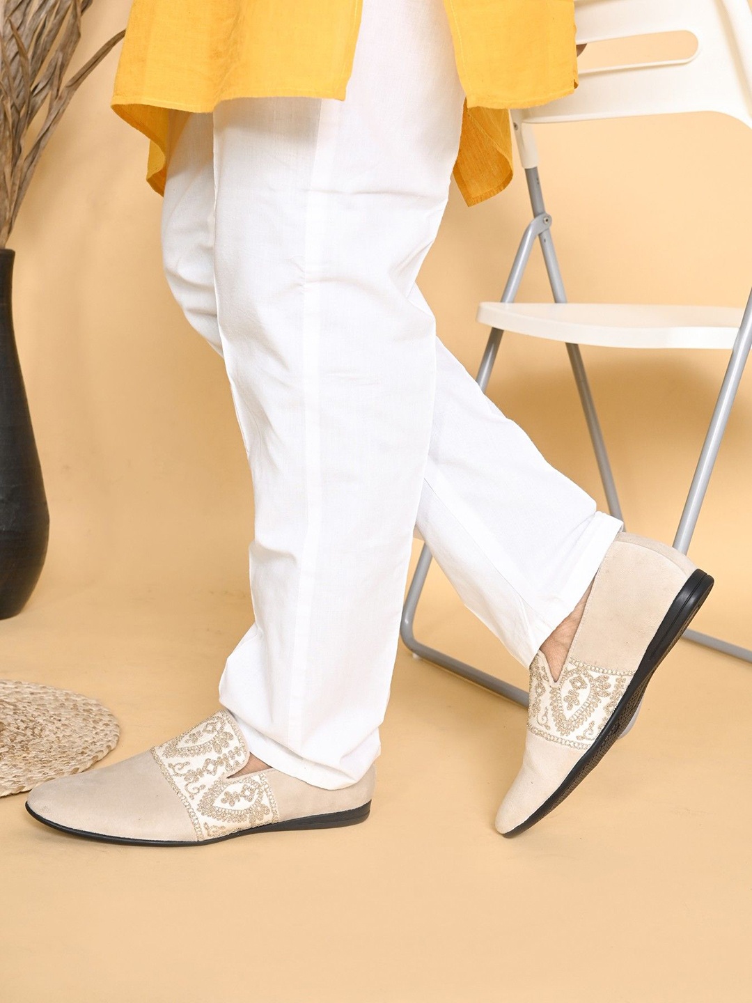 

San Frissco Men Woven Design Velvet Mojaris, Beige