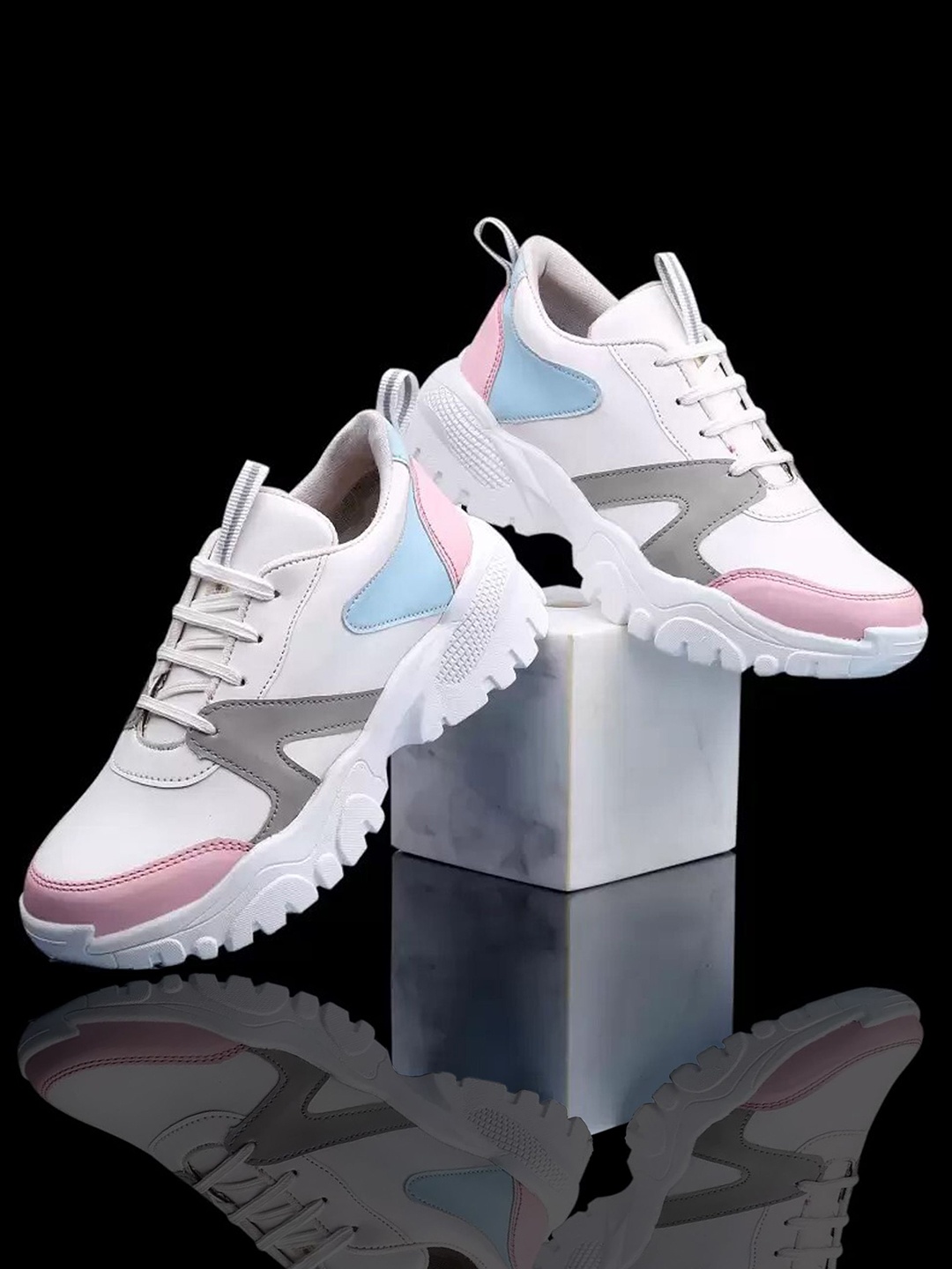

Layasa Women Sneakers, White