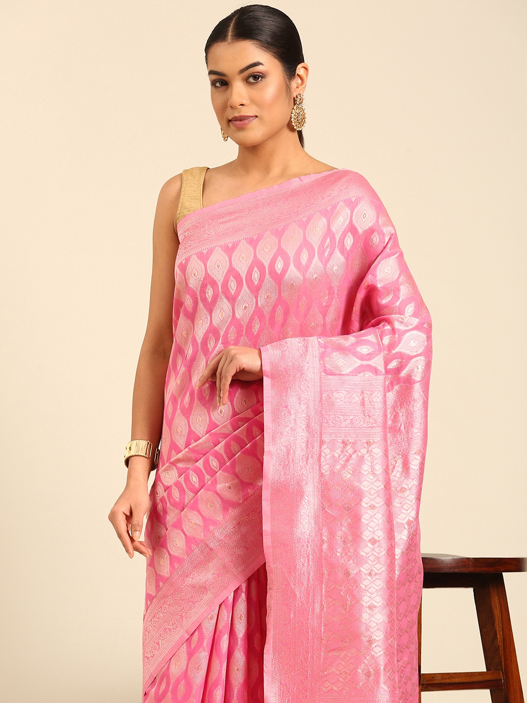 

MOHEY Ethnic Motifs Woven Design Zari Saree, Pink