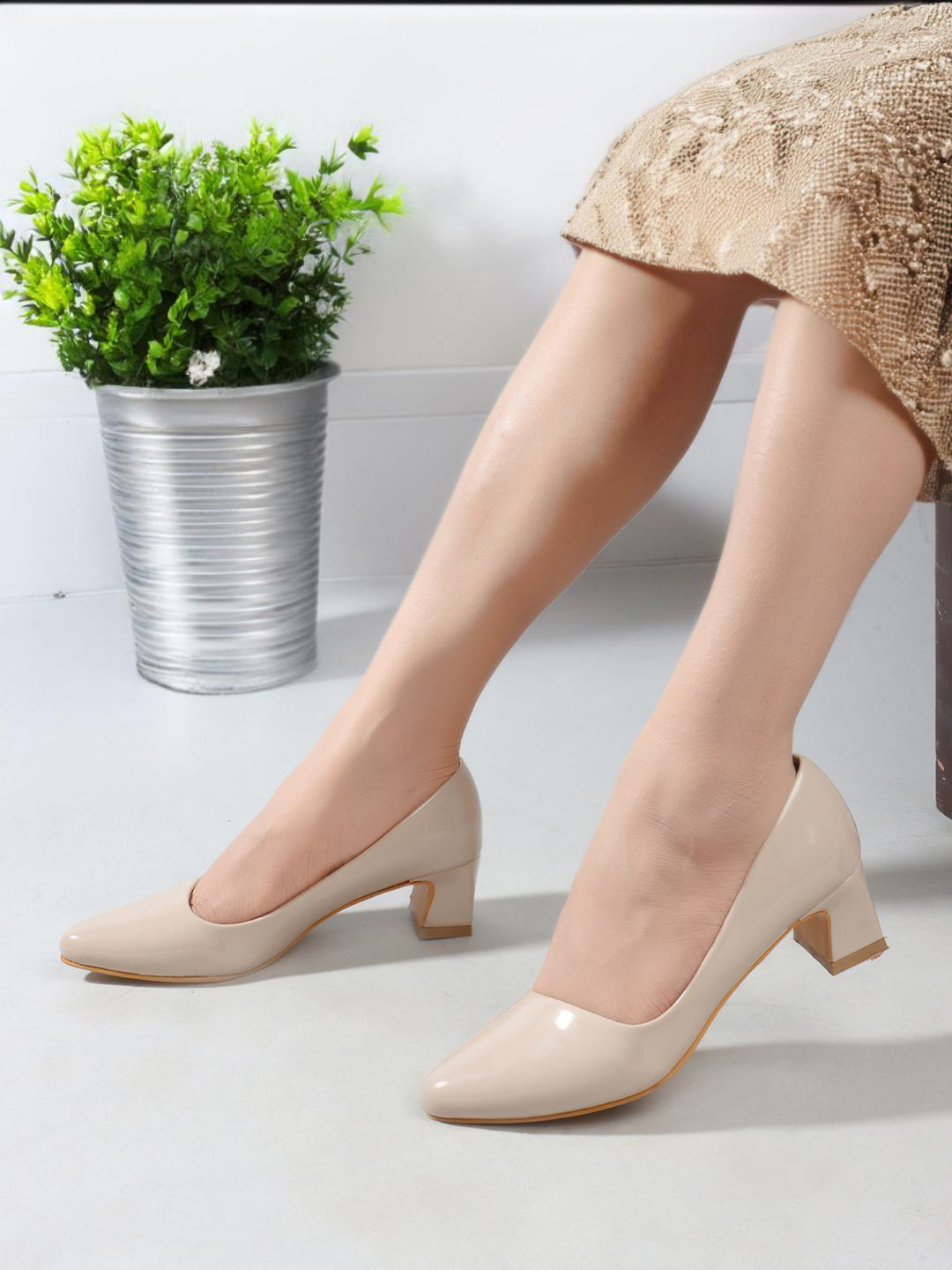 

Mast & Harbour Women Block Pumps, Beige