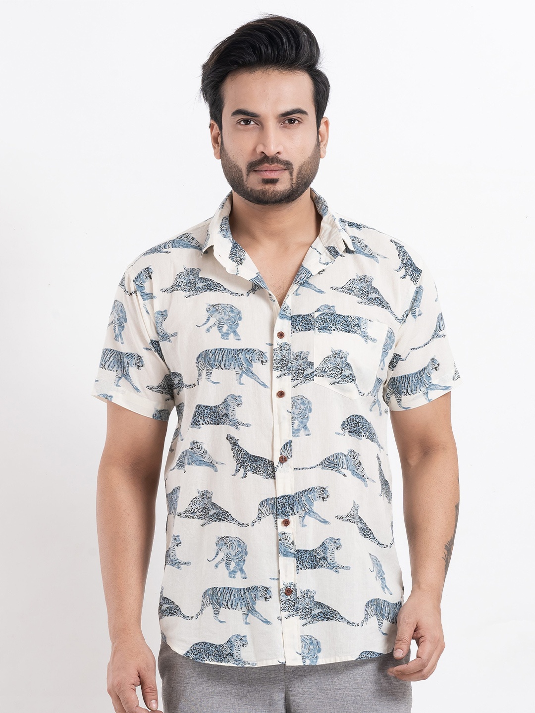 

Kartikeya Jaipur Men Classic Slim Fit Animal Opaque Printed Casual Shirt, White