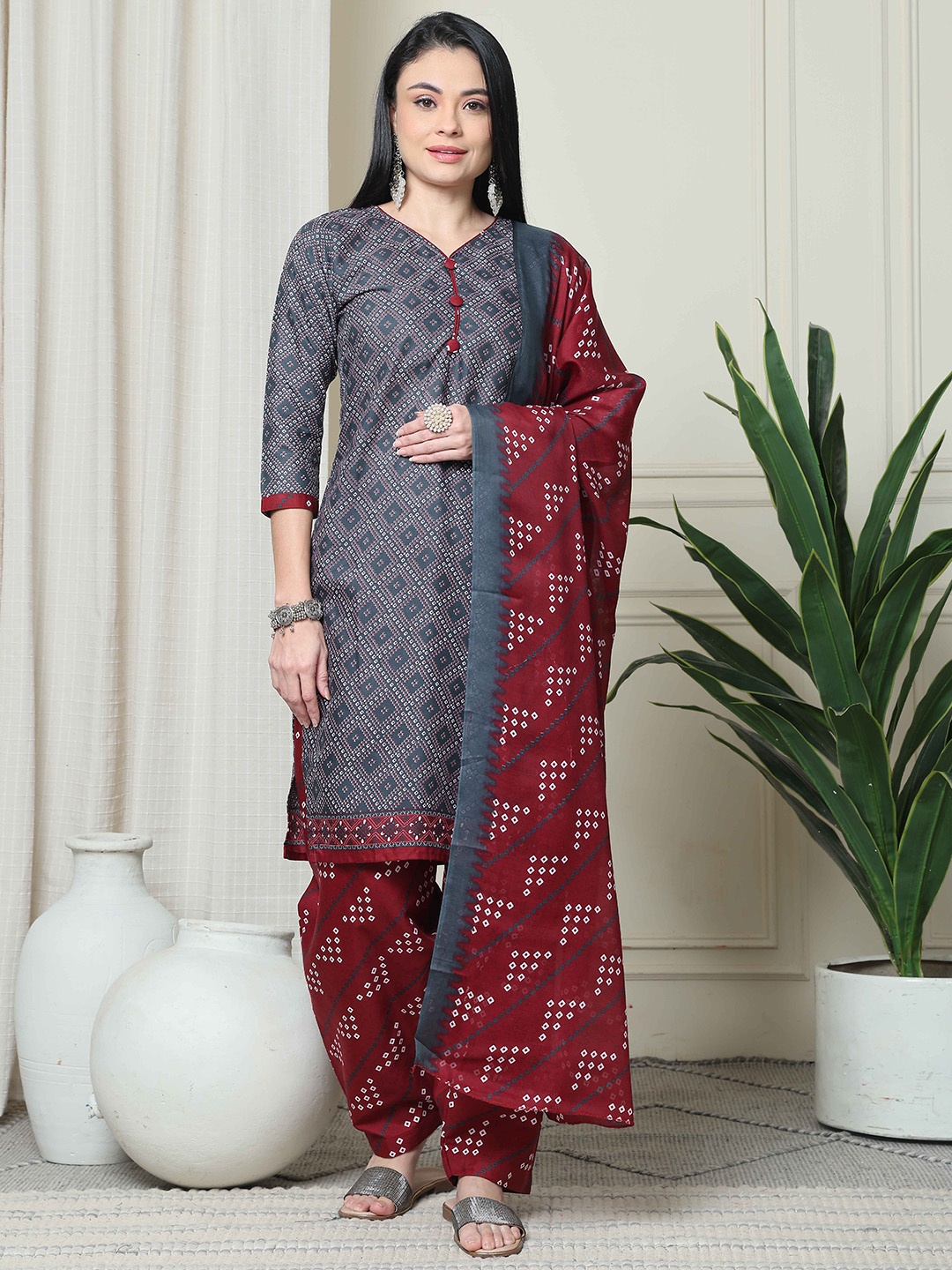 

Rajnandini Bandhani Printed V-Neck Straight Kurta With Salwar & Dupatta, Grey