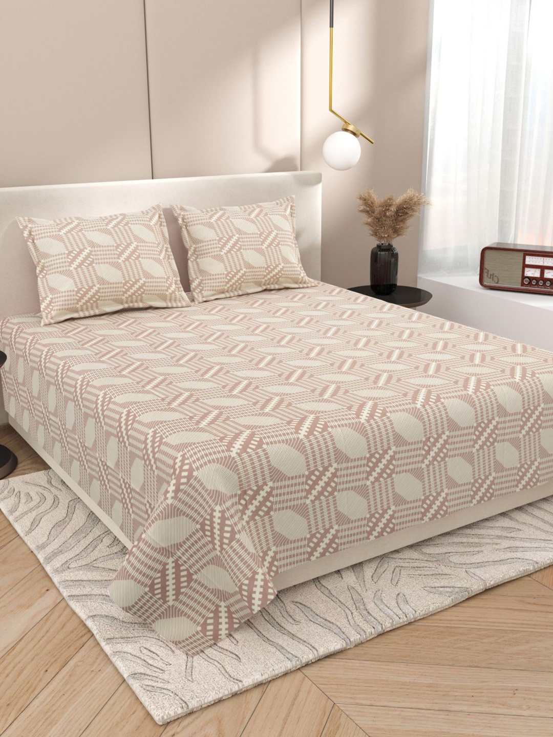 

DREAM WEAVERZ Pink Geometric Cotton 220 TC Super King Bedsheet Set 2.75 m X 2.55 m