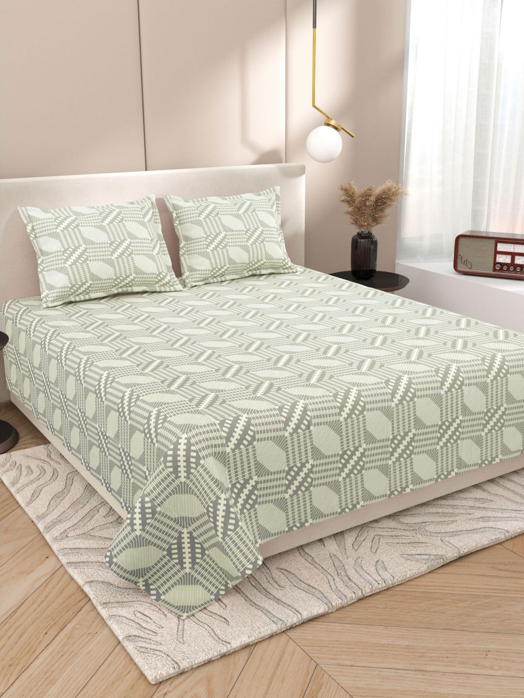 

DREAM WEAVERZ Grey Geometric Cotton 220 TC Super King Bedsheet Set 2.75 m X 2.55 m