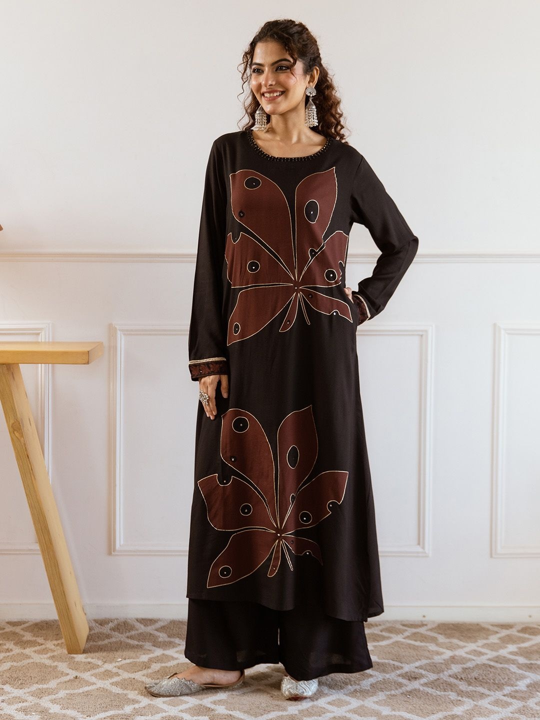 

Ishin Floral Printed Round Neck Straight Kurta With Palazzos, Black