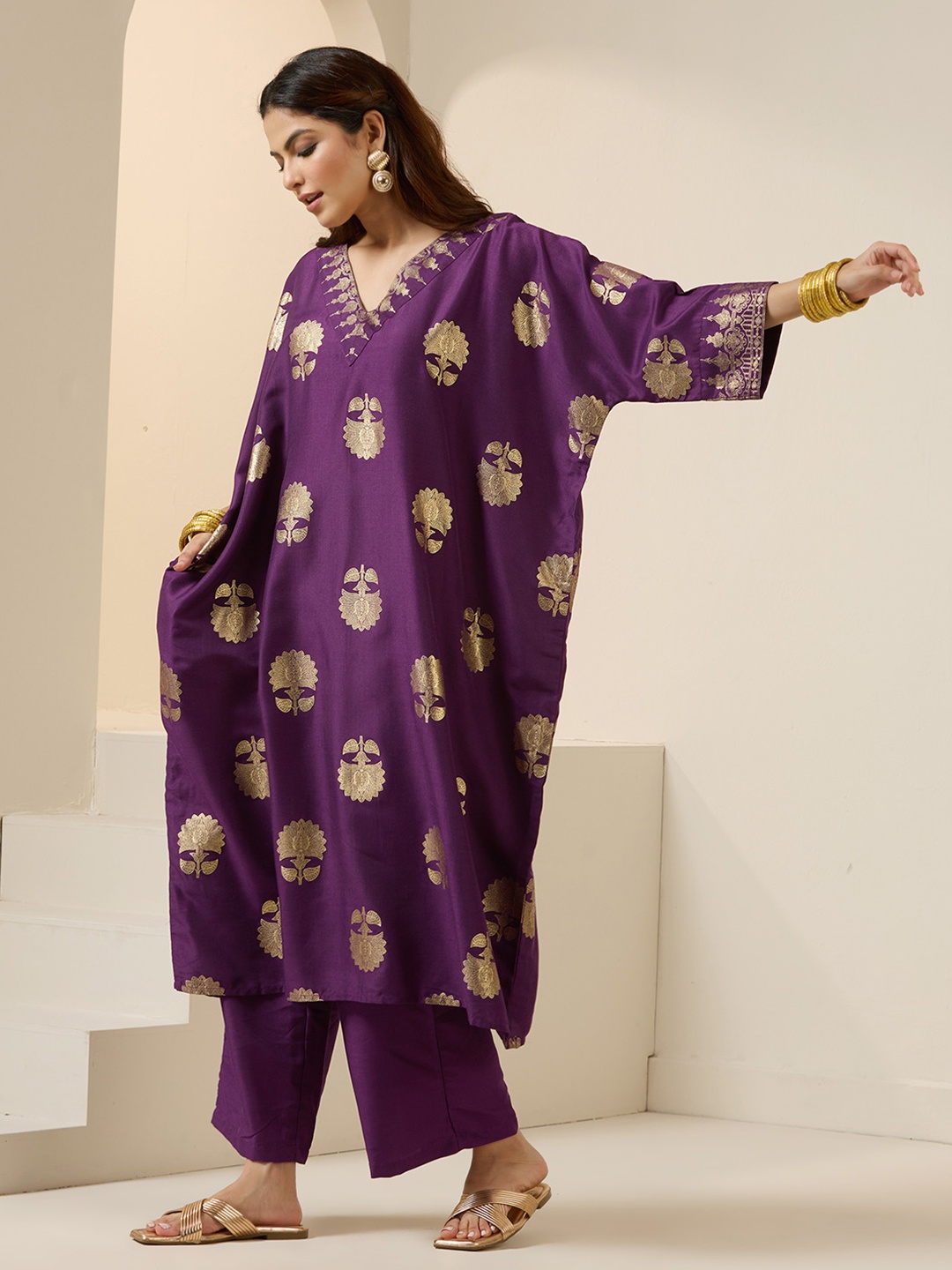 

Ishin Floral Printed V-Neck Kaftan With Trousers, Purple