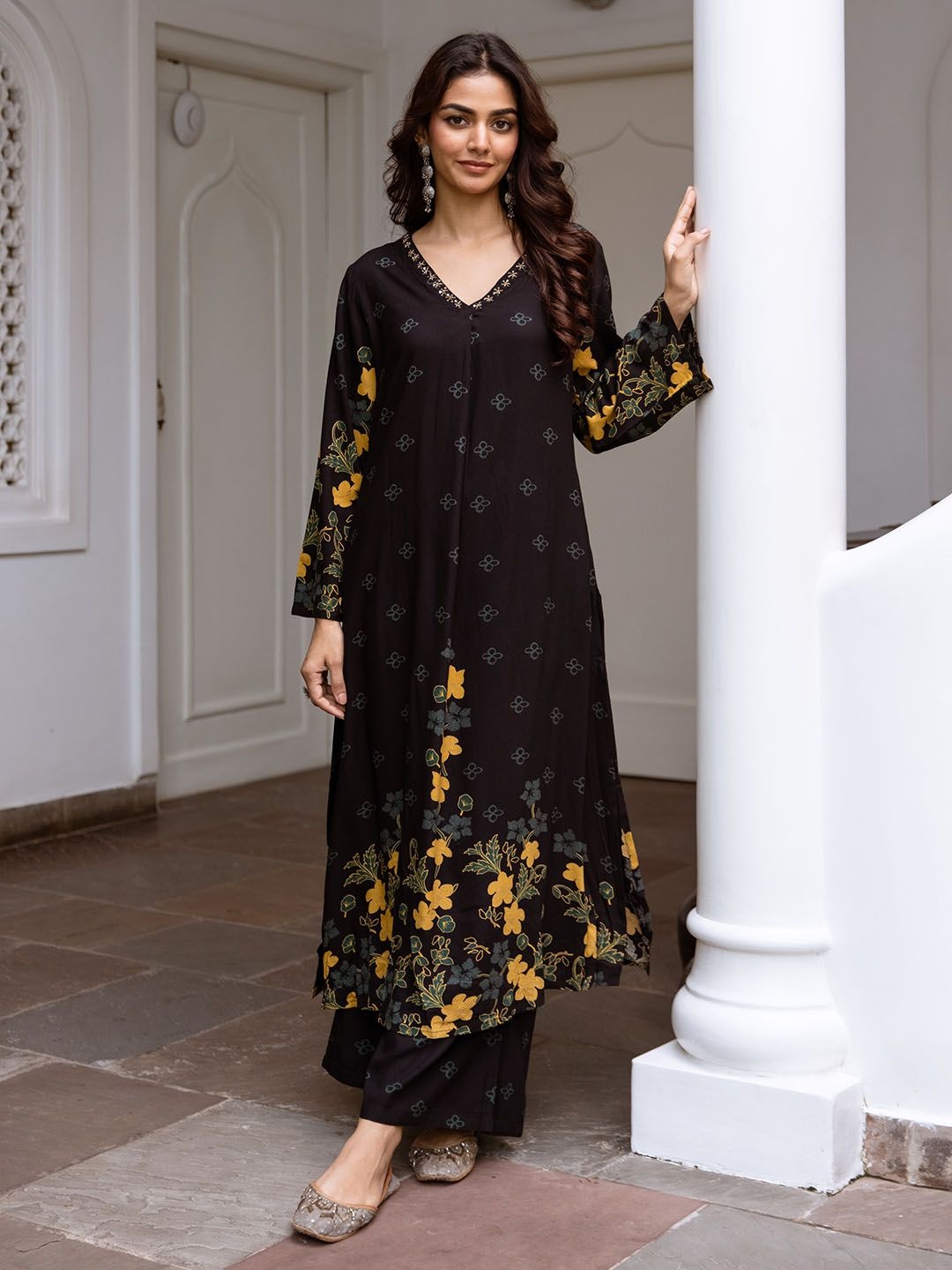 

Ishin Floral Printed V-Neck A-Line Kurta With Palazzos, Black