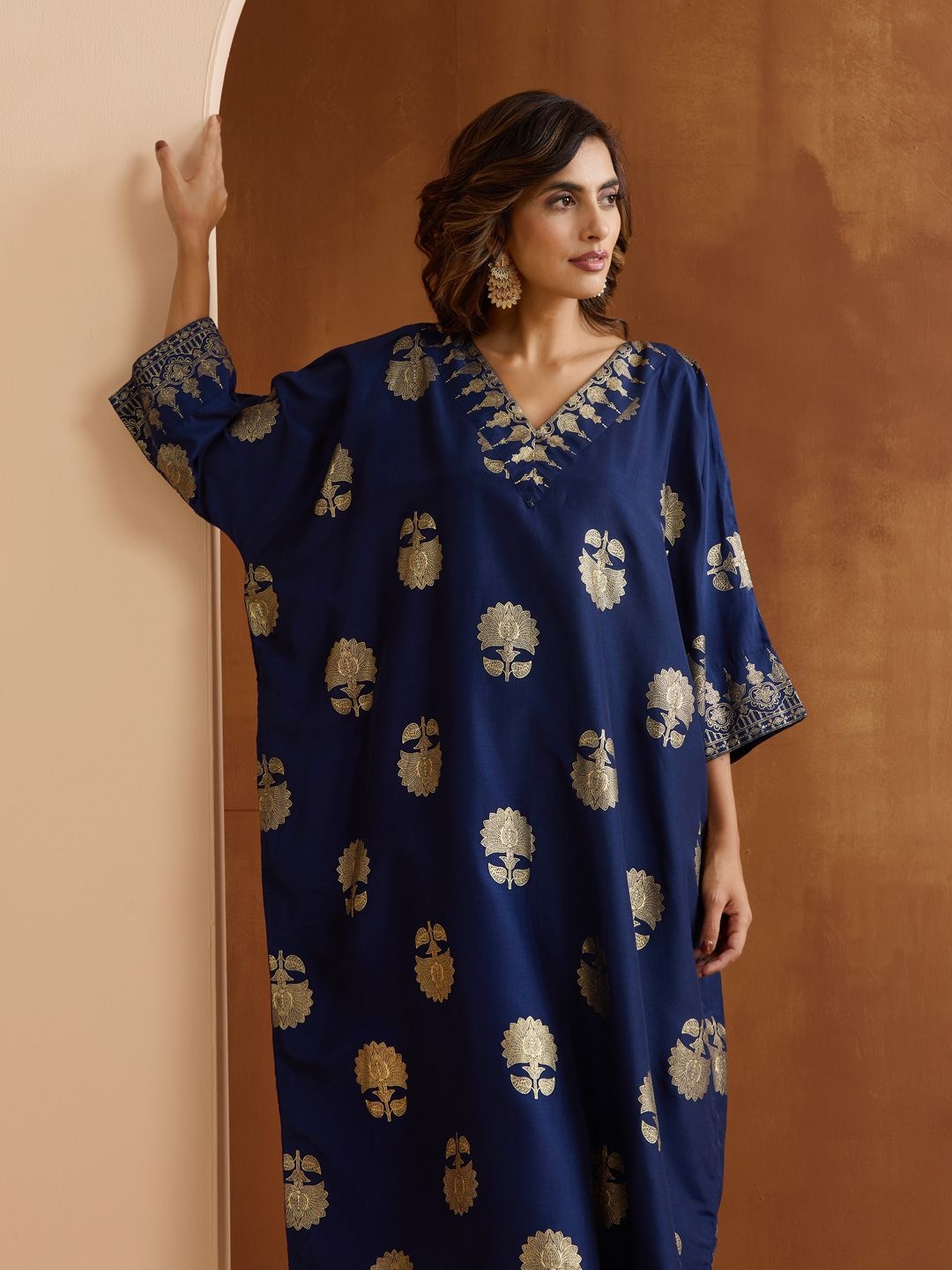 

Ishin Floral Printed V-Neck Kaftan With Trousers, Navy blue