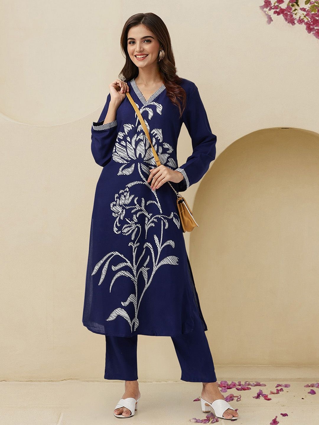 

Ishin Floral Printed V-Neck Straight Kurta With Trousers, Navy blue