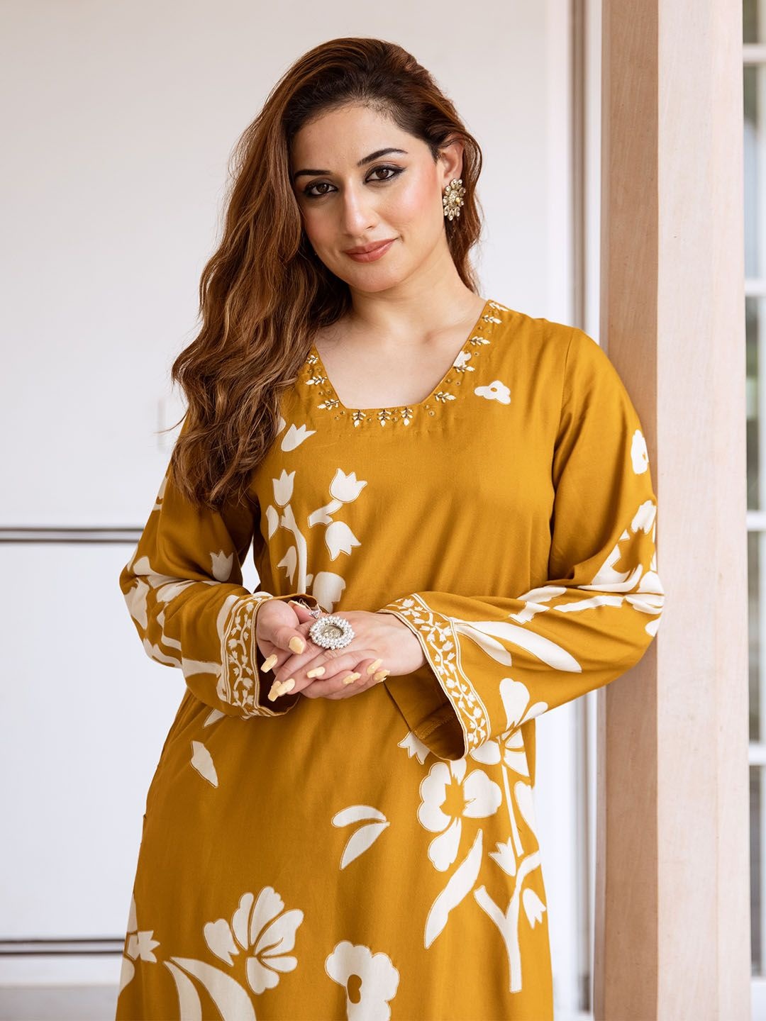 

Ishin Floral Printed Round Neck Straight Kurta With Trousers, Mustard
