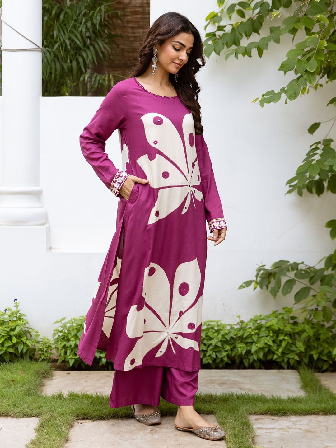 

Ishin Floral Printed Round Neck Straight Kurta With Trousers, Pink