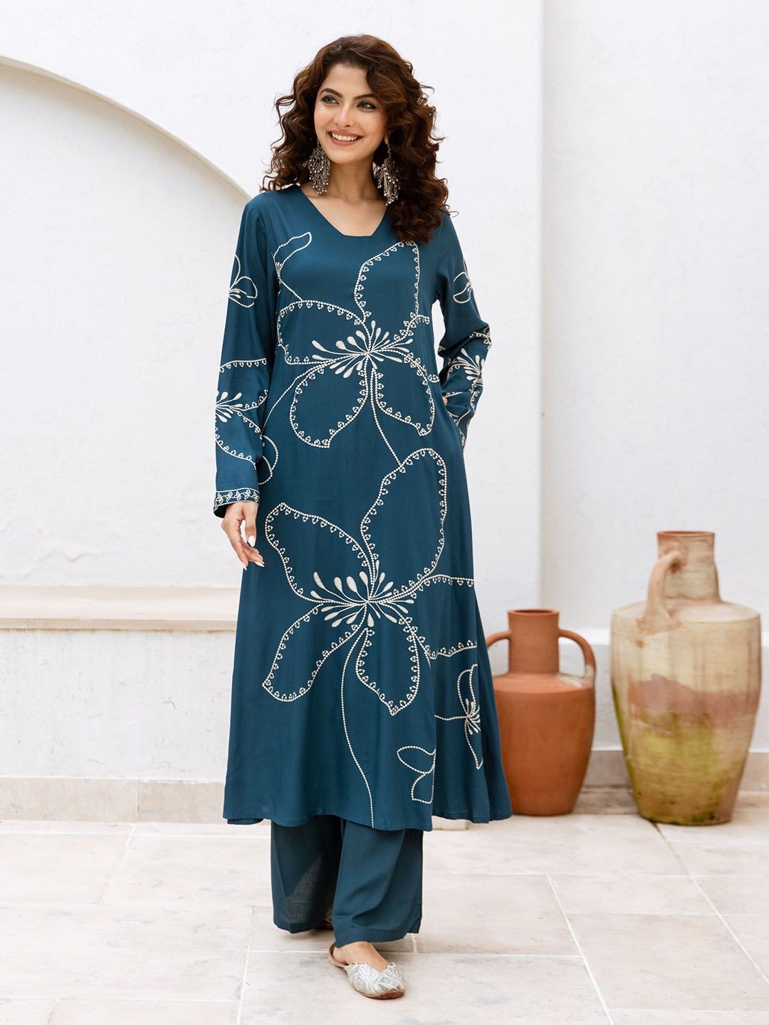 

Ishin Floral Printed V-Neck Straight Kurta With Palazzos, Teal