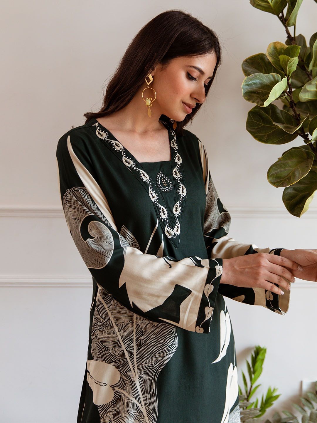 

Ishin Floral Printed V-Neck Straight Kurta With Trousers, Green
