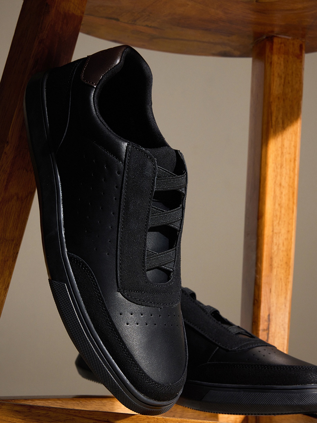 

Snitch Men Black Solid Sneakers