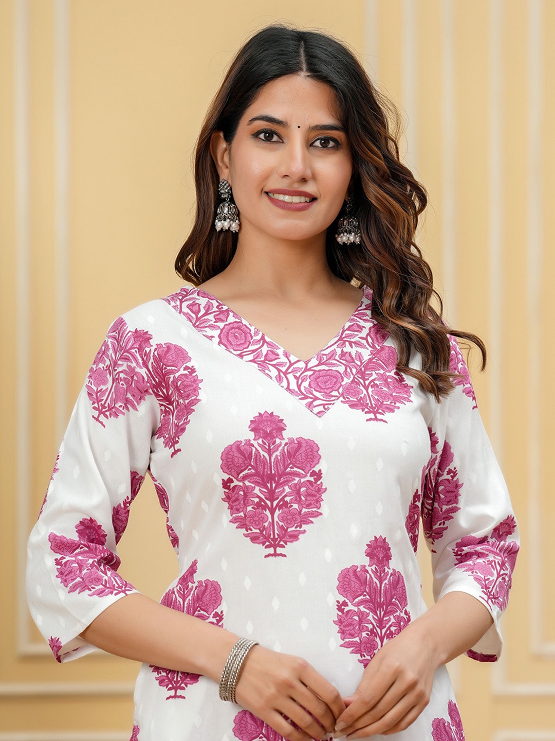 

DORIYA Floral Printed V-Neck Straight Kurta With Trousers, White