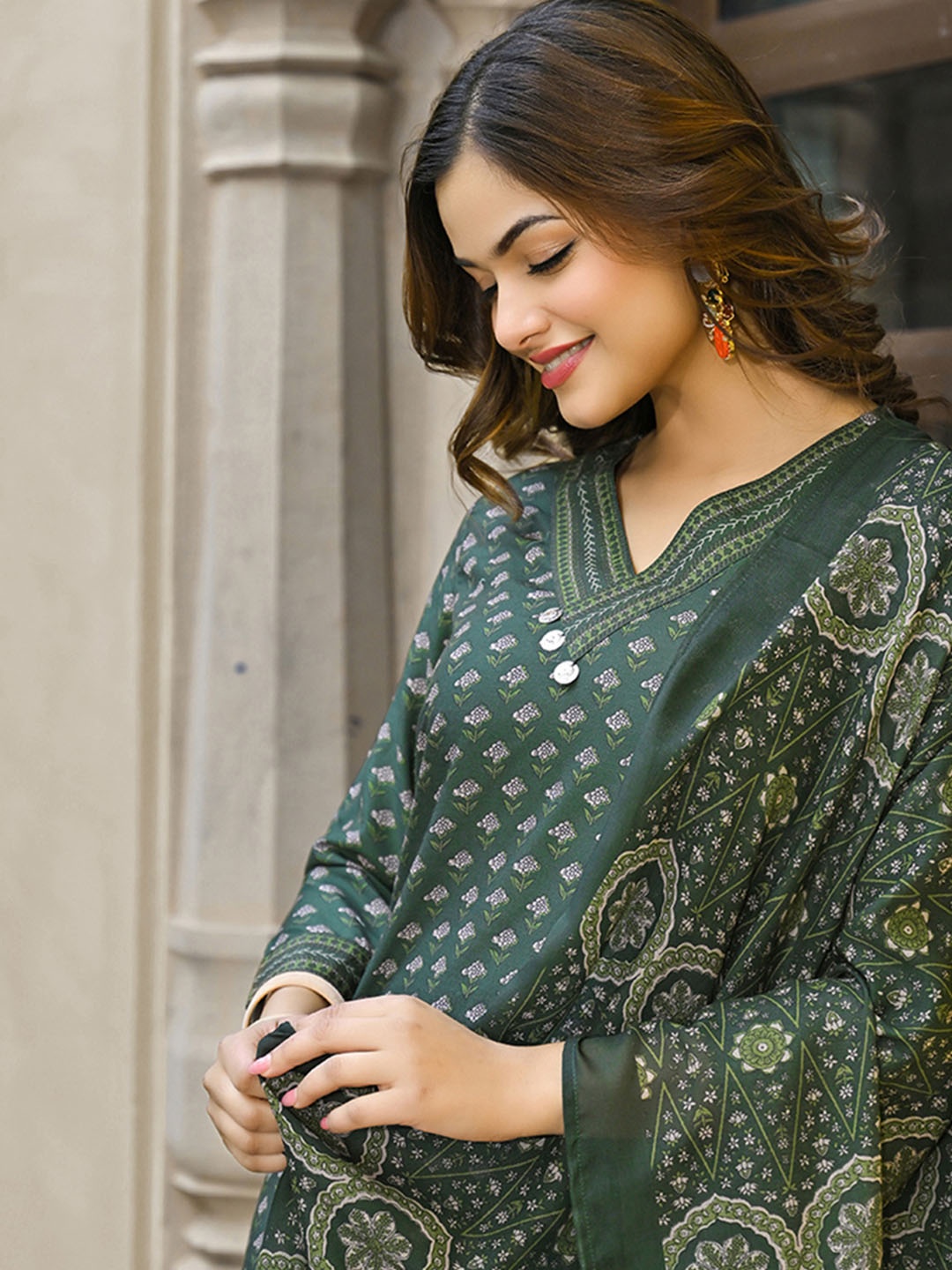 

AHIKA Floral Printed V Neck Straight Kurta With Trousers & Dupatta, Green