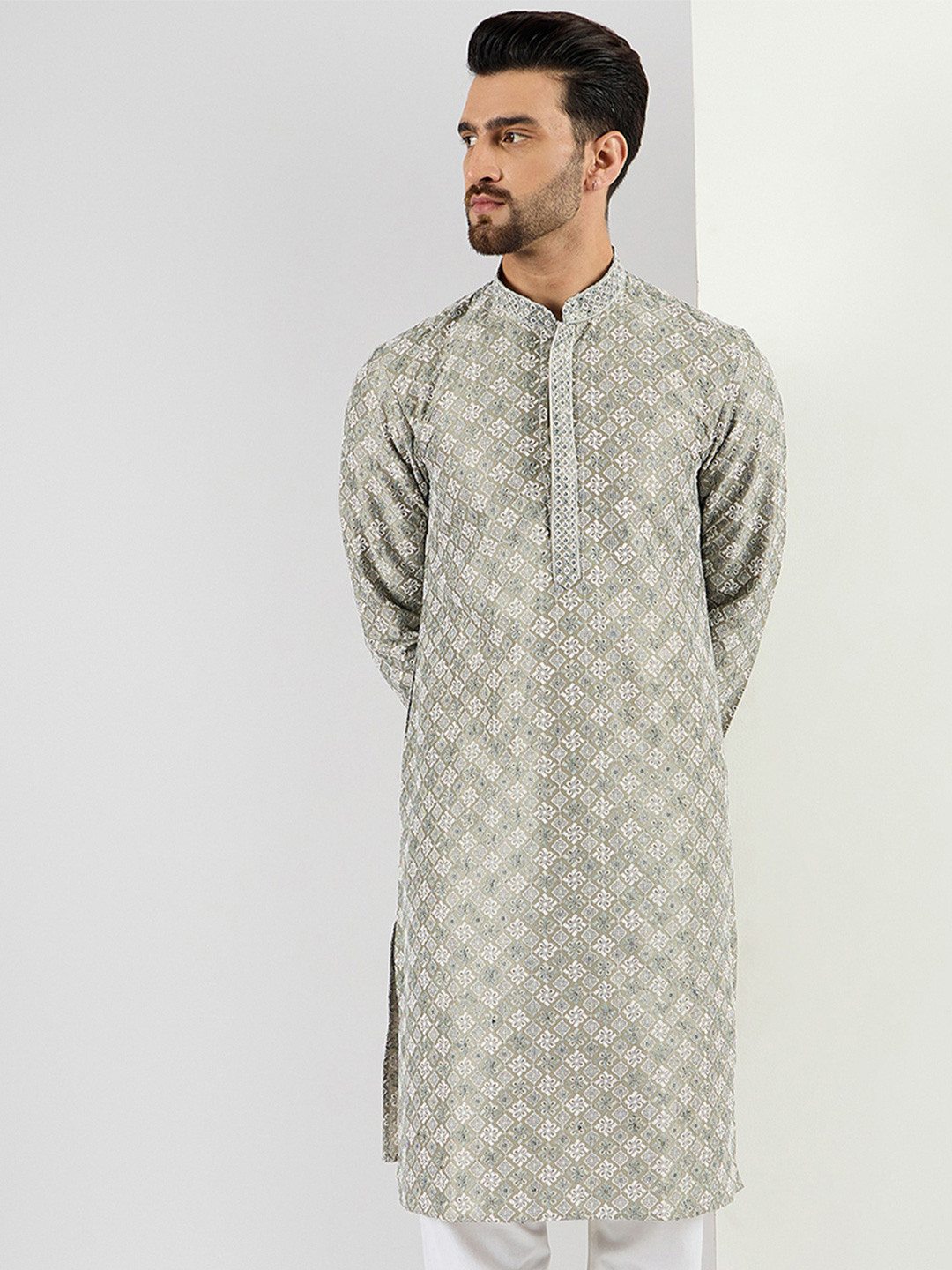 

Ethnic Bay Men Embroidered Chikankari Kurta, Green