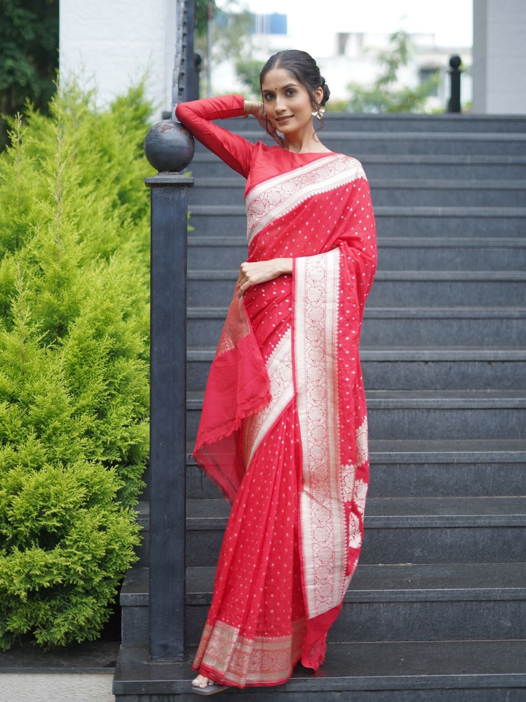 

arunima weaves Woven Design Zari Silk Blend Banarasi Saree, Red