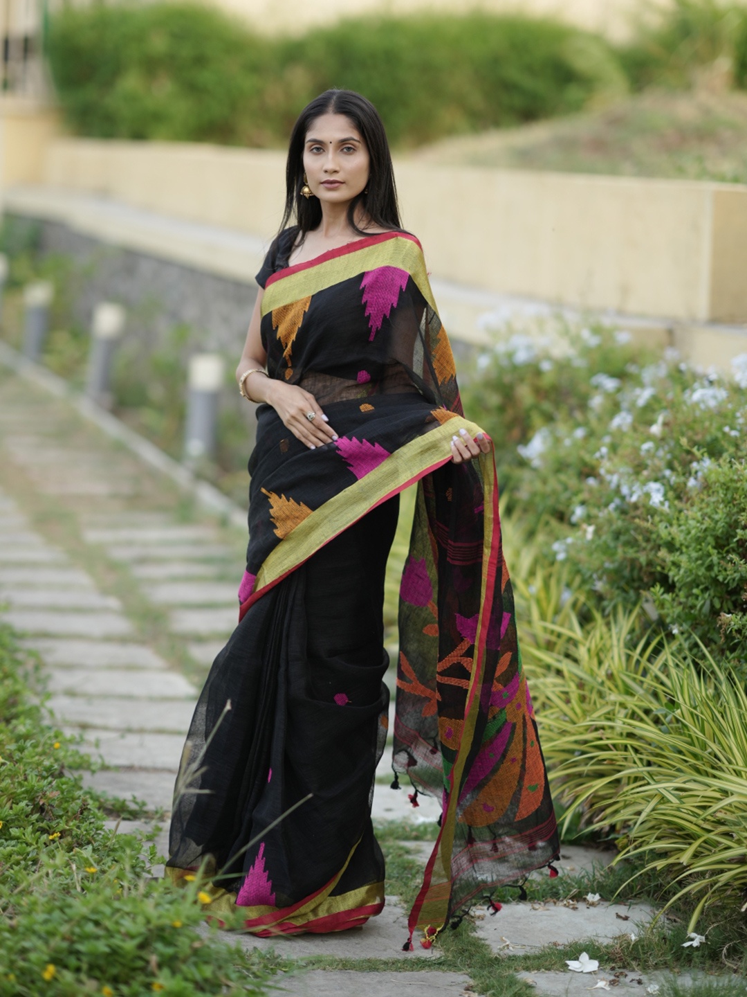 

arunima weaves Woven Design Pure Linen Saree, Black