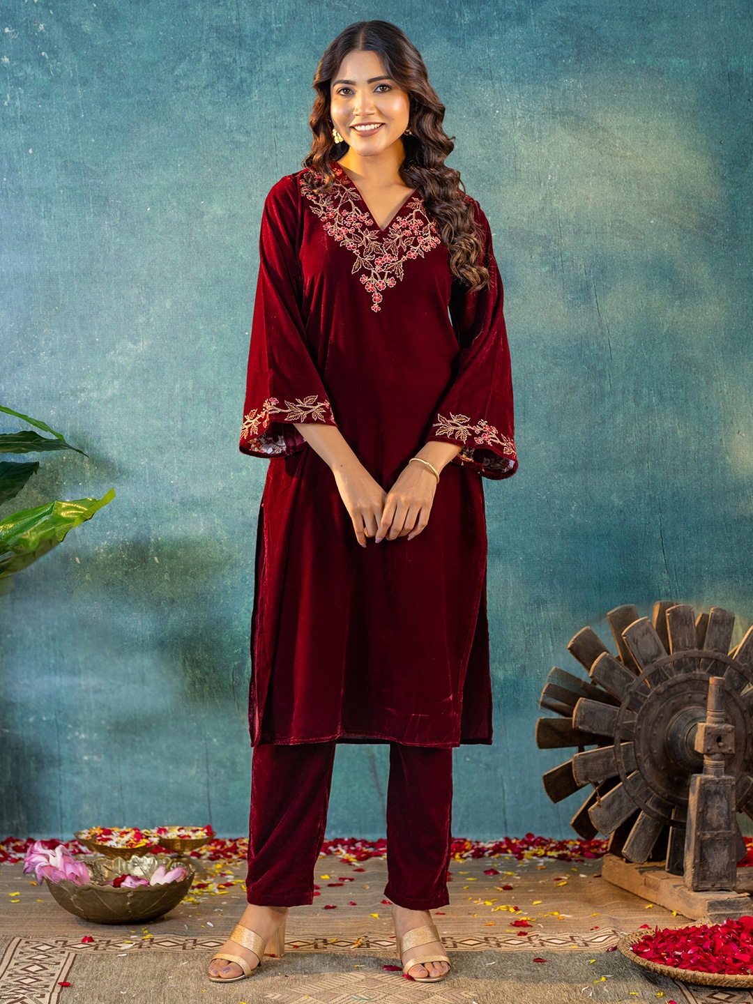 

KASYA Floral Embroidered V-Neck Velvet Tunic With Trouser, Maroon