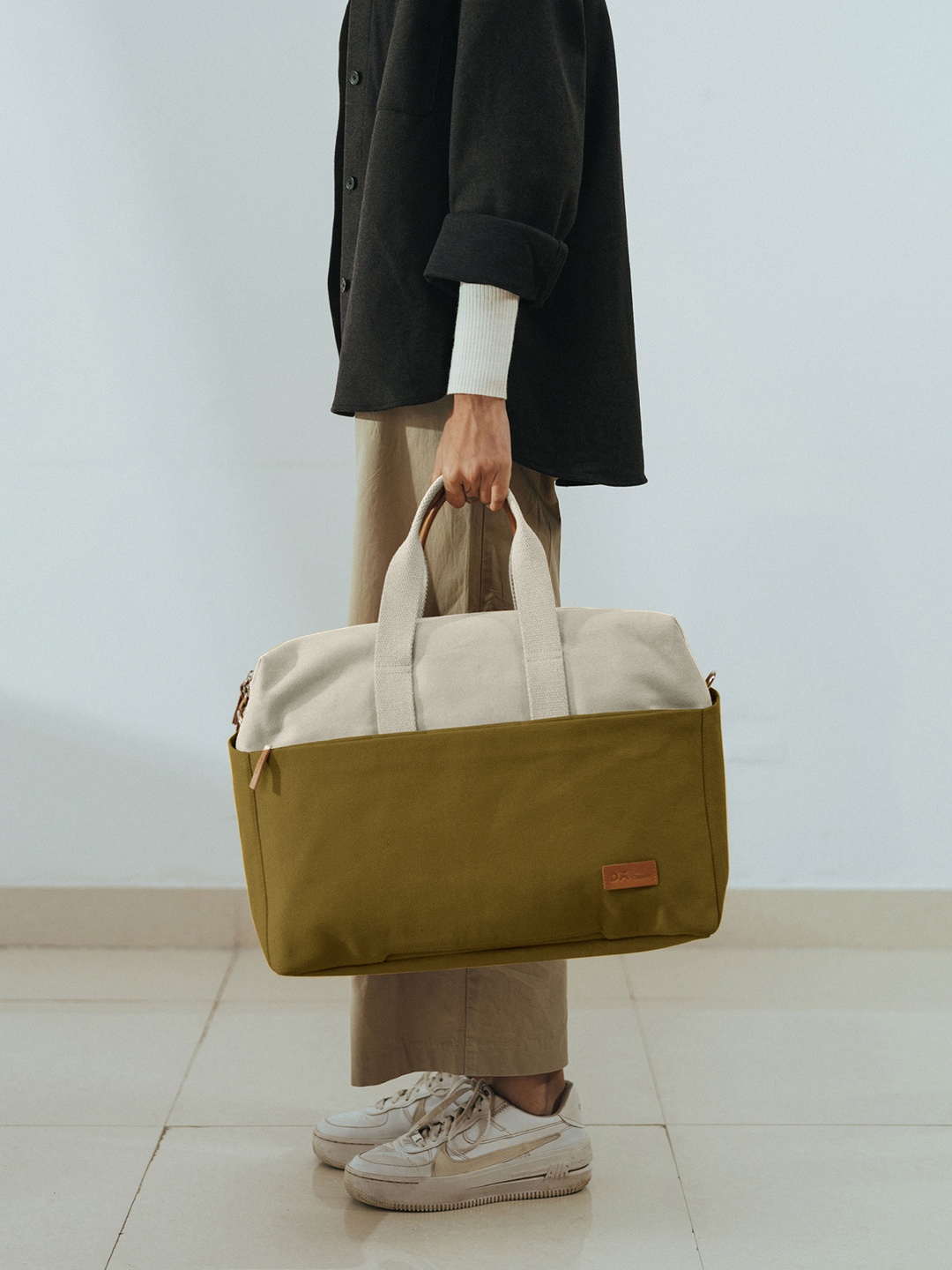 

DailyObjects Unisex Colourblocked Laptop Bag, Green