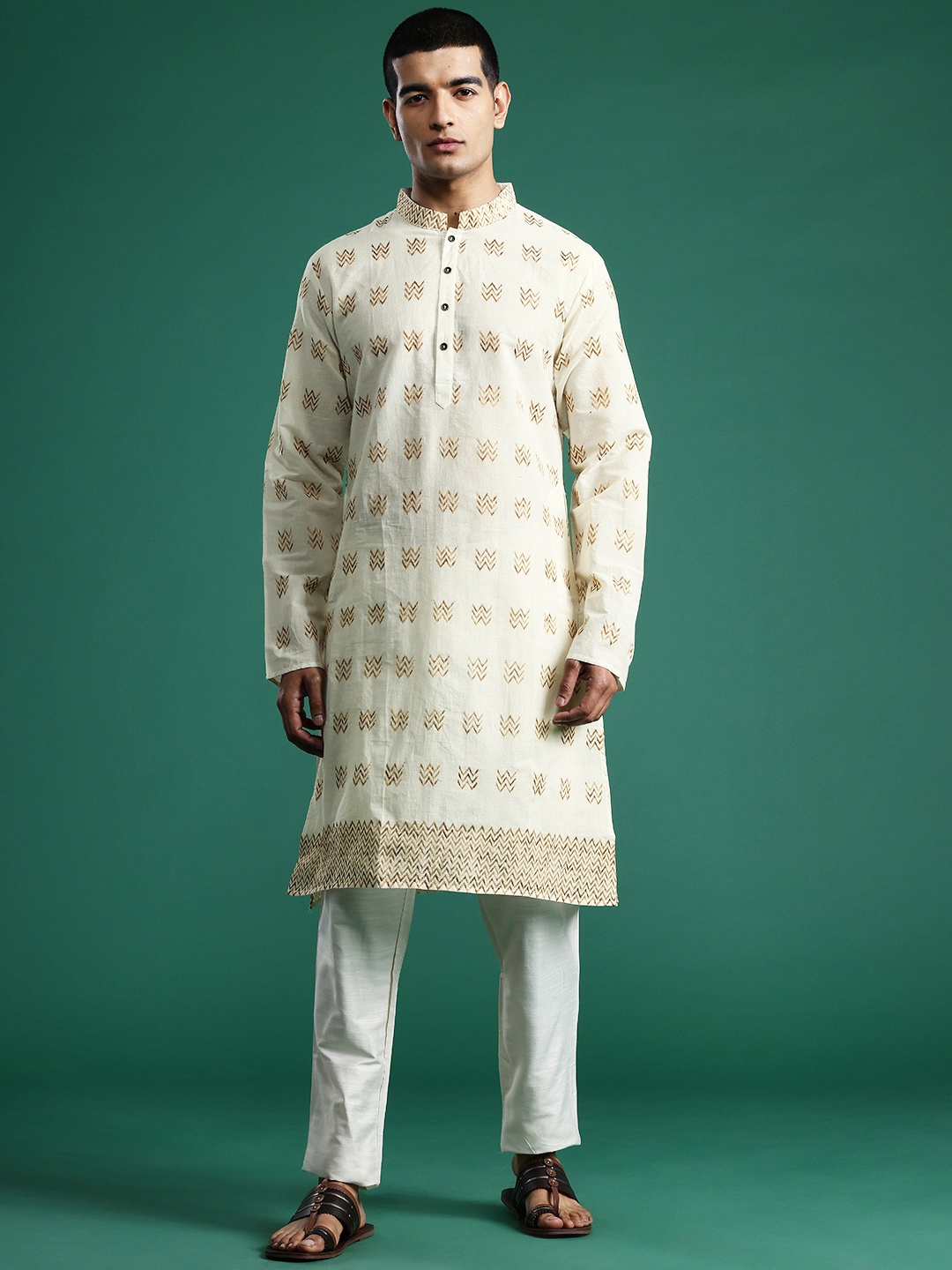 

Indo Era Men Chevron Embroidered Zari Pure Cotton Kurta, Off white