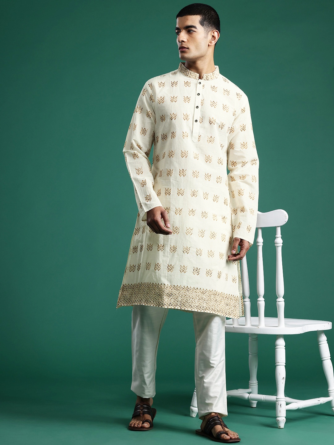 

Indo Era Men Chevron Embroidered Zari Pure Cotton Kurta, Off white
