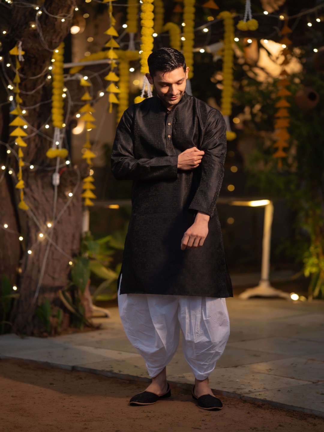 

Shasak Ethnic Motifs Embroidered Thread Work Mandarin Collar Straight Kurta, Black