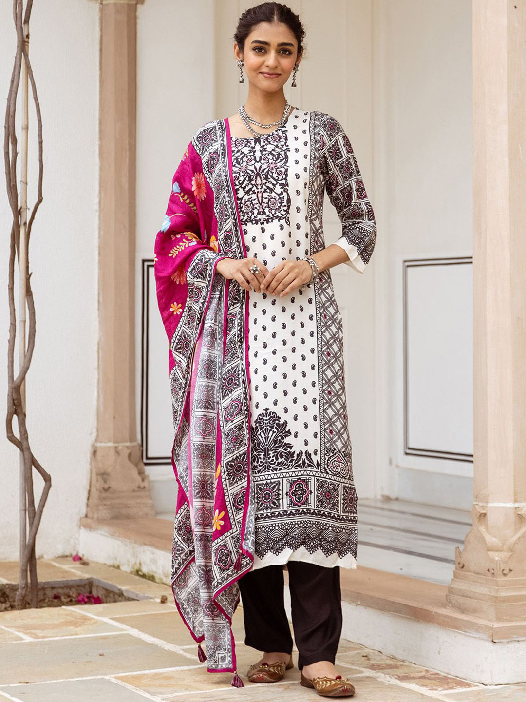 

Ishin Women Ethnic Motifs Printed Regular Kurta with Trousers & With Dupatta, White