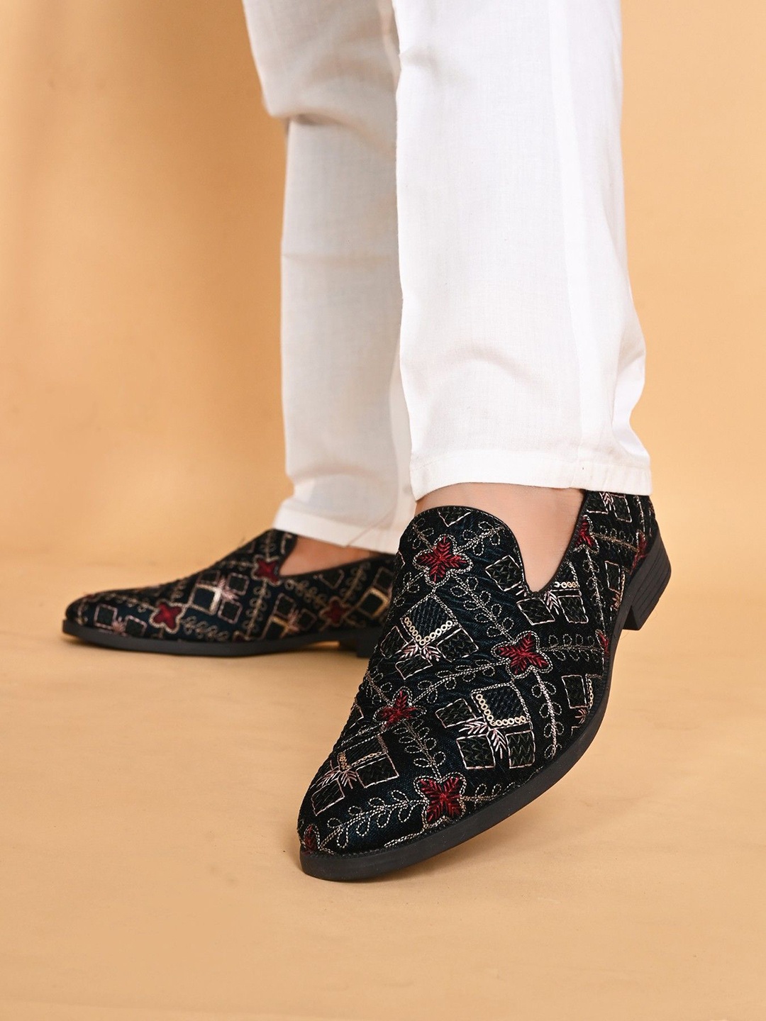 

House of Pataudi Men Embroidered Velvet Slip On Ethnic Mojaris, Black