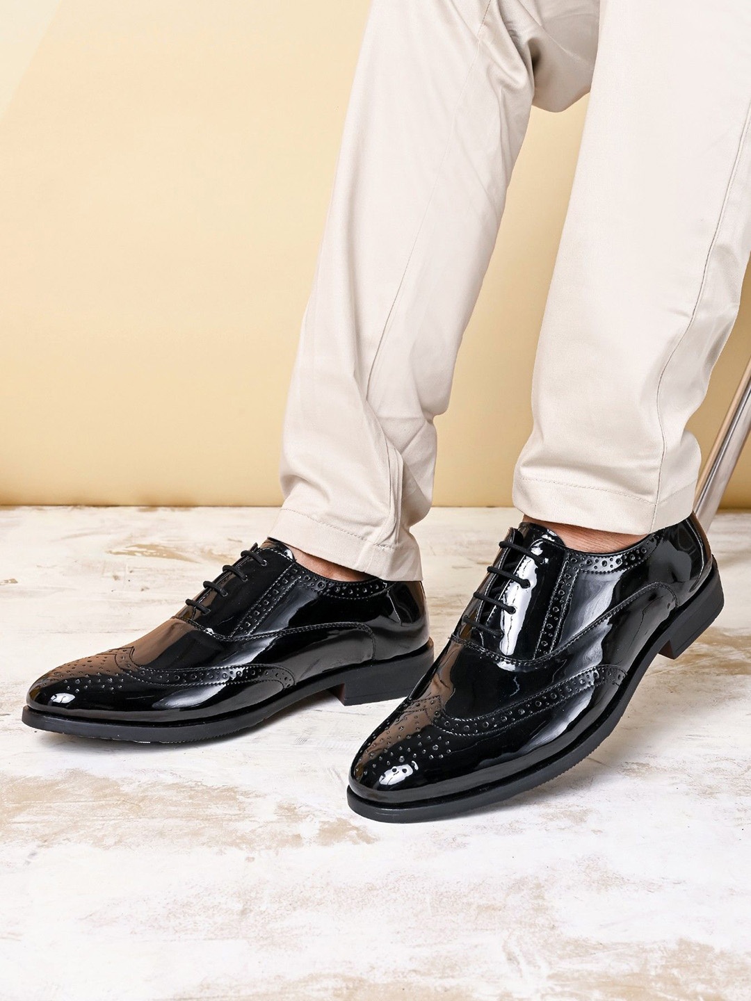 

House of Pataudi Men Textured Lace Up Formal Oxfords, Black