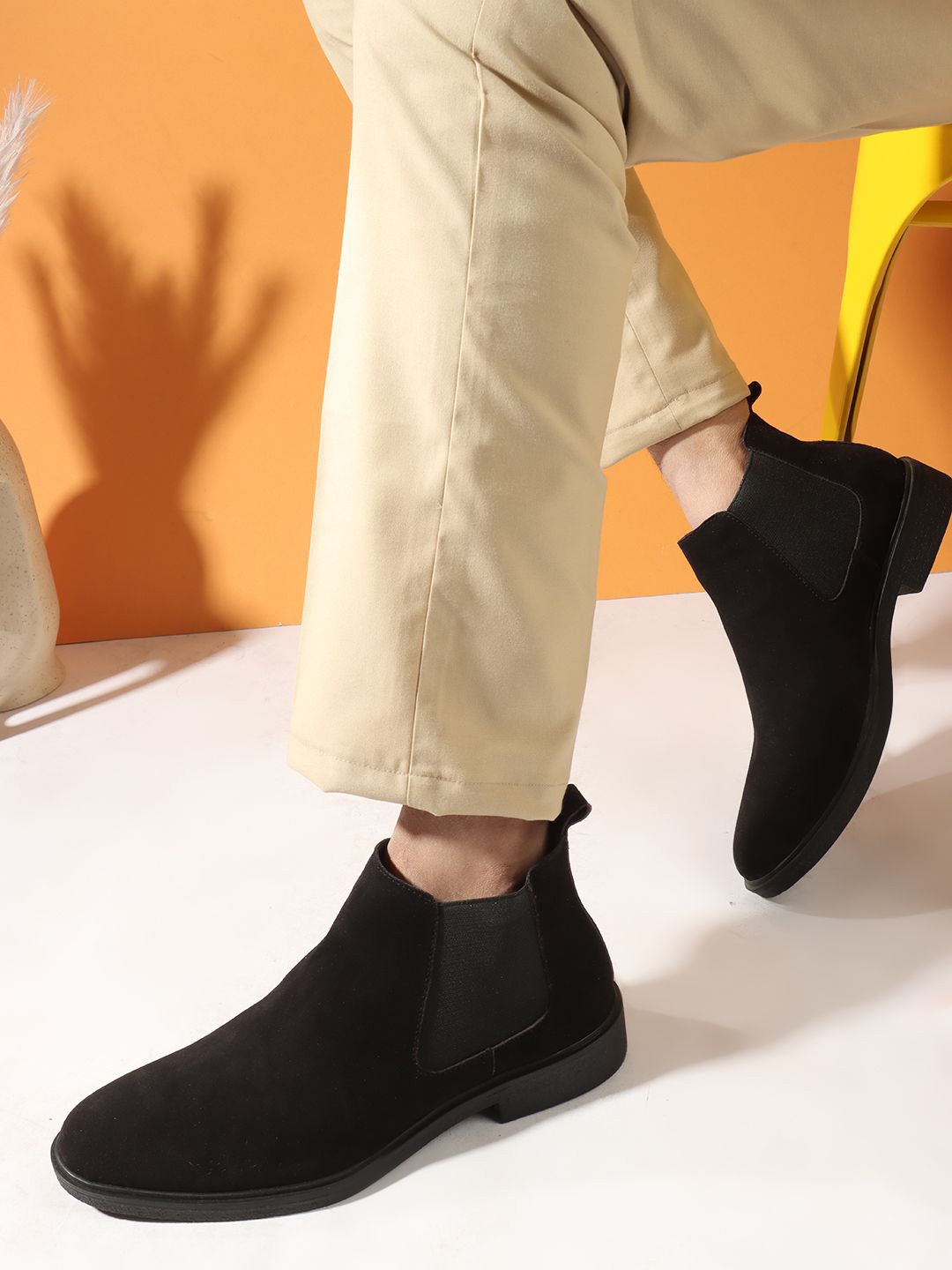 

Carlton London Men Solid Chelsea Boots, Black
