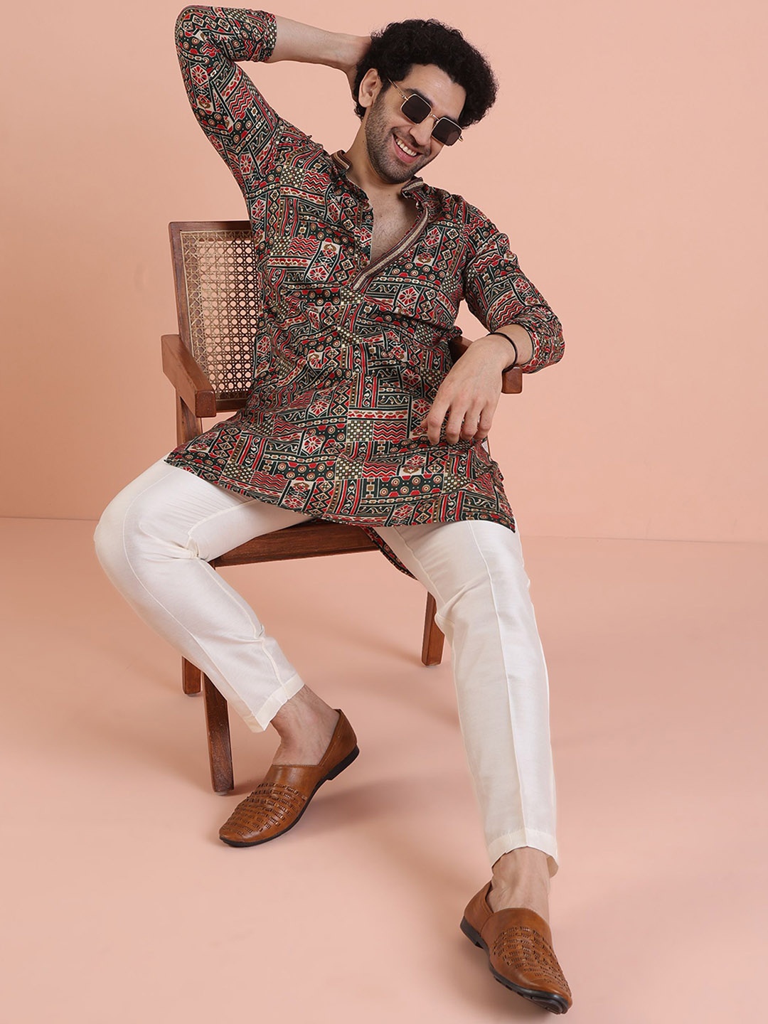 

KISAH Geometric Printed Straight Kurta with Trousers, Green