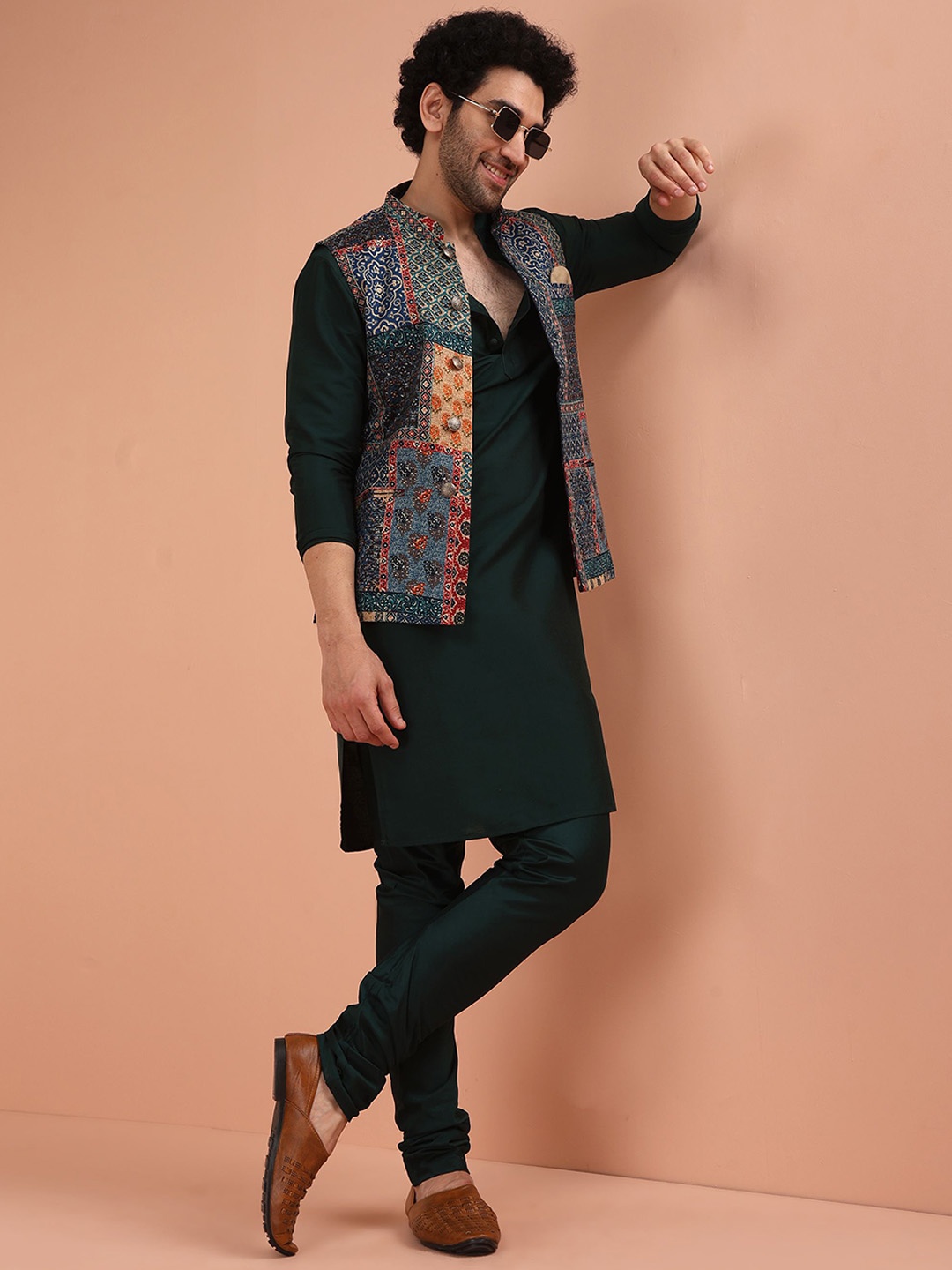 

KISAH Mandarin Collar Straight Kurta With Printed Nehru Jacket Churidar Set, Green